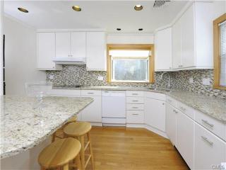 9 Muriel Pl, Greenwich CT  06831-4125 exterior