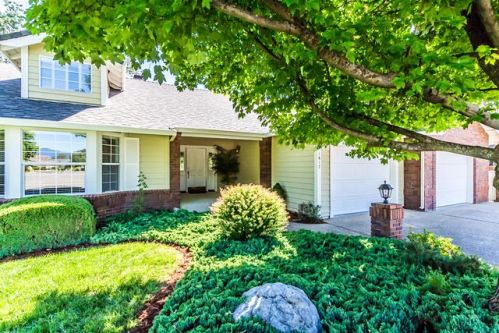 1817 Crosby Ln, Redding, CA 96003-7754
