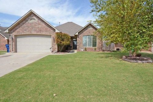 541 Greenwood Ln, Mustang, OK 73064-4145