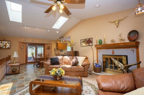 4949 Minns Dr, Rockford, IL 61115-7146