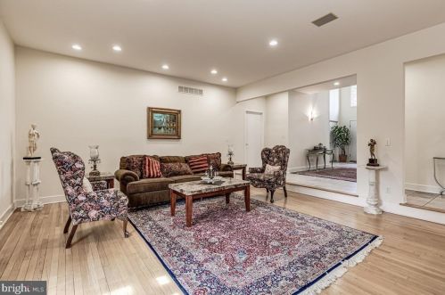 8 Tomlyn Dr, Princeton NJ  08540-4316 exterior