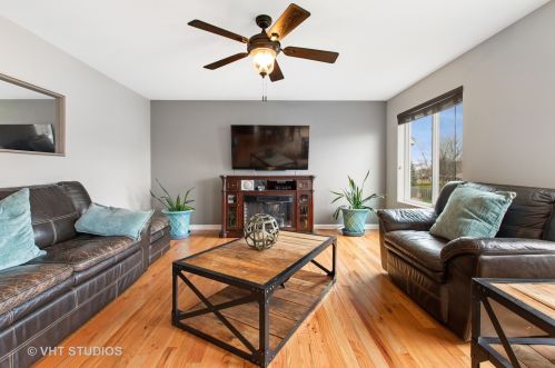 715 Brighton Dr, Pingree Grove IL  60140-9195 exterior