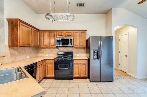 1467 Amberwood Loop, Uhland, TX 78640-5271