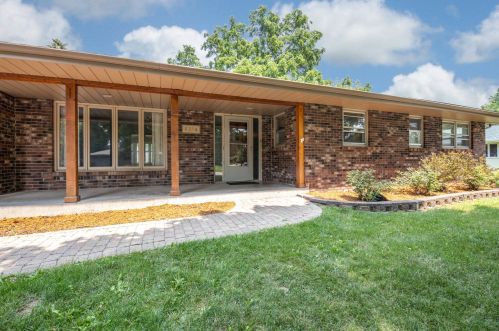 6334 Abington Dr, Rockford, IL 61109-2712