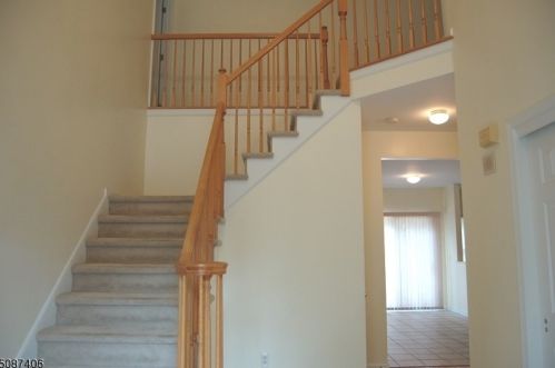 18 Fieldstone Dr, Clinton, NJ 08809-1390