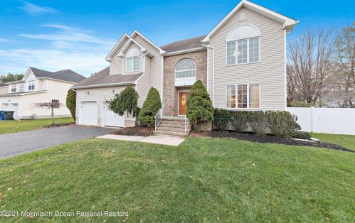 11 Lotus Ct, Tinton Falls, NJ 07712-7259