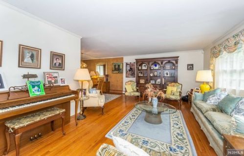 3 June Ct, River Edge, NJ 07661-1823