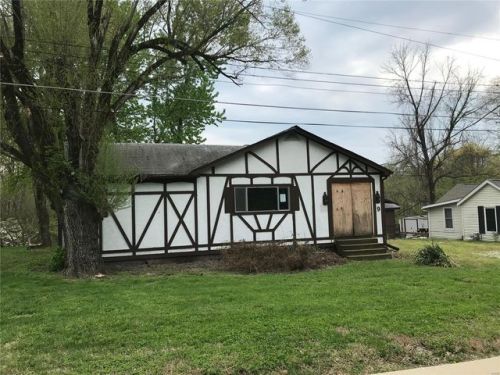 9 Spivey Ln, East Saint Louis, IL 62208-1317