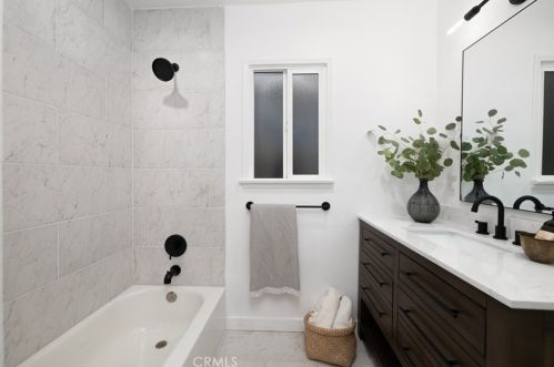 11609 Atkinson Ave, Hawthorne CA  90250-1827 exterior