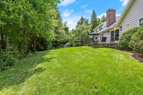 24 Martin Dl, Greenwich CT  06830-4742 exterior