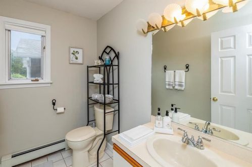 2 Quartz Dr, Westerly, RI 02891-1442