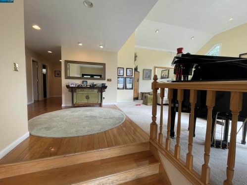 296 Camino Sobrante, Orinda, CA 94563-1854