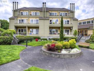 209 Hayden Bay Dr, Portland, OR 97217-7994