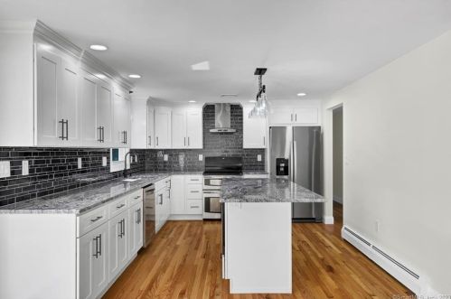 19 Mohawk Cir, Windsor CT  06095-2656 exterior