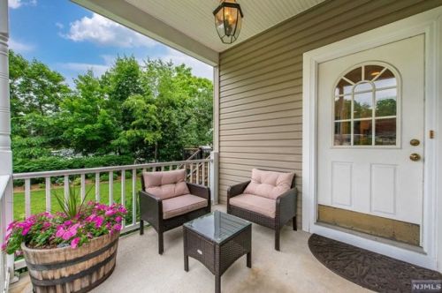 22 Hillside Ave, Mahwah, NJ 07430-1816