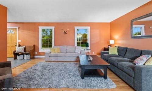 960 Sandalwood Ln, Bull Valley, IL 60014-8374