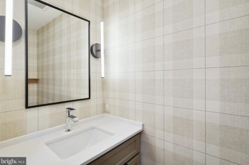 377 Kings Hwy, Tavistock NJ 08033-2004 exterior