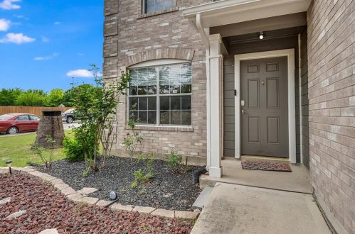 676 Goldenrod St, Uhland TX  78640-5456 exterior