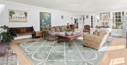 345 Round Hill Rd, Greenwich CT  06831-3303 exterior