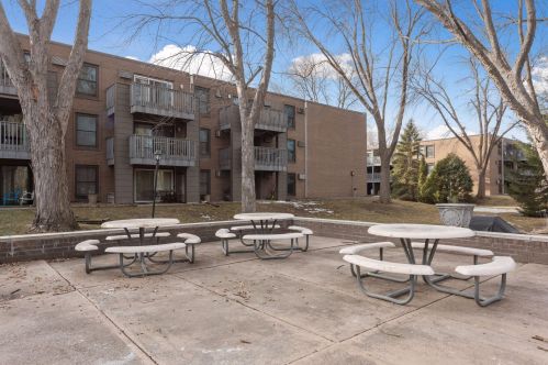 2800 Hamline Ave, Saint Paul MN  55113-7123 exterior