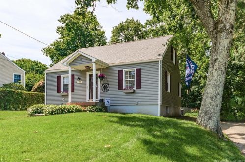 202 Moran St, Waterbury, CT 06704-2528