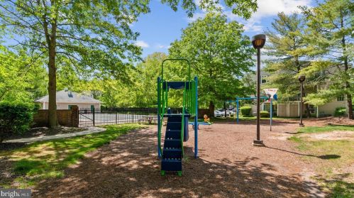 16 Willow Ct, Trenton NJ 08619-4626 exterior