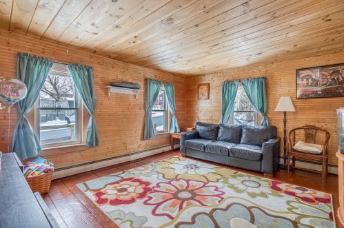 2 Valley St, Derry, NH 03038-2543