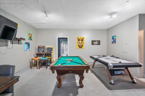 2856 Baker Ridge Dr, Atlanta GA  30318-7227 exterior
