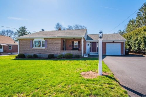 7 Sunbright Dr, Meriden, CT 06450-4618
