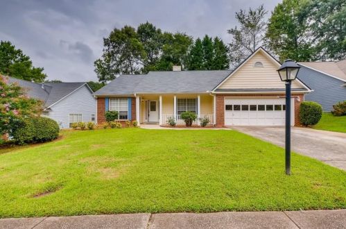 4595 English Oaks Ln, Lilburn, GA 30047-3539