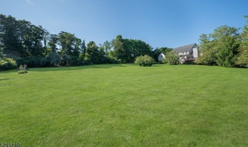 5 Highland Dr, Chester, NJ 07930-3227