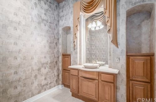7300 Chateau Rdg Ln, Riverside CA  92506-7542 exterior