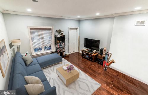 633 51st St, Philadelphia, PA 19143-1657