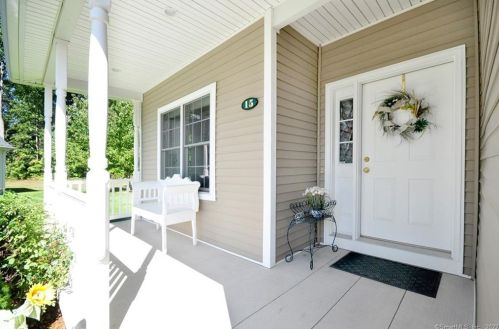 15 Hunters Rdg, Granby, CT 06035-2635