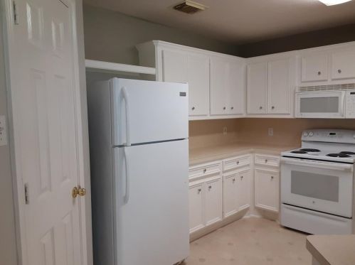 208 Canterbury Dr, Conroe, TX 77303-1852