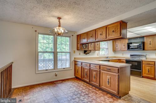 6315 Falling Brk Dr, Springfield VA  22015-4033 exterior