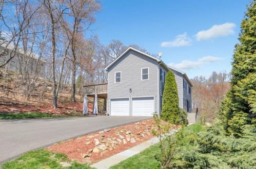 58 Basking Brook Ln, Huntington, CT 06484-3893