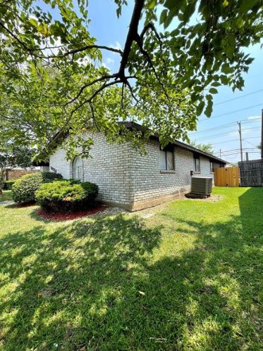 10328 Black Walnut Dr, Dallas TX  75243-5105 exterior