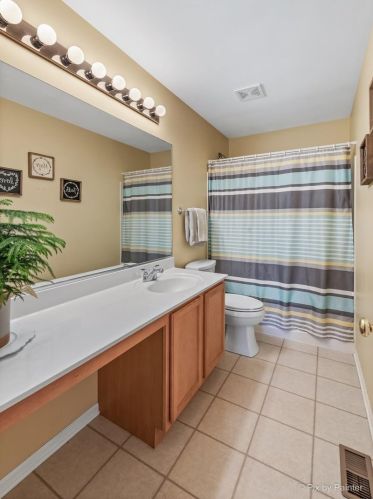 439 Westport Dr, Pingree Grove IL  60140-9172 exterior