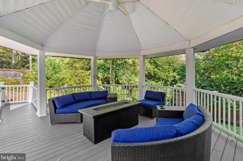 6808 Houndmaster Rd, Springfield VA  22152-2715 exterior