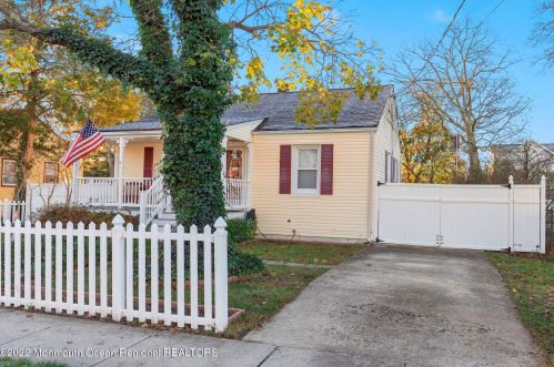 416 Willow St, Lakehurst, NJ 08733-2530