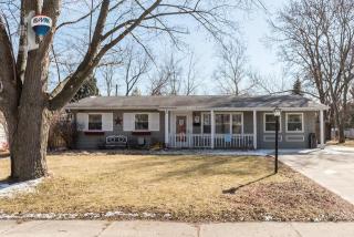 7 Spring Garden Dr, Boulder Hill, IL 60538-2022
