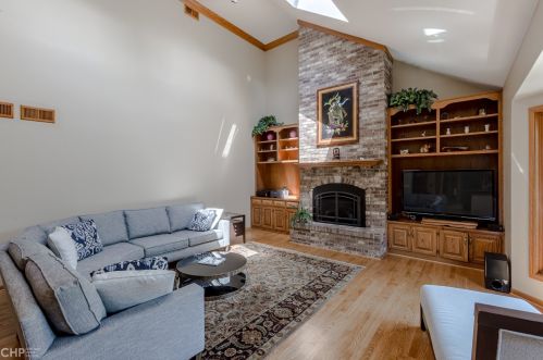 6529 Bentley Ave, Willowbrook IL 60527-1832 exterior