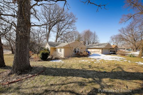 6 Redwood St, Carpentersville, IL 60110-1625