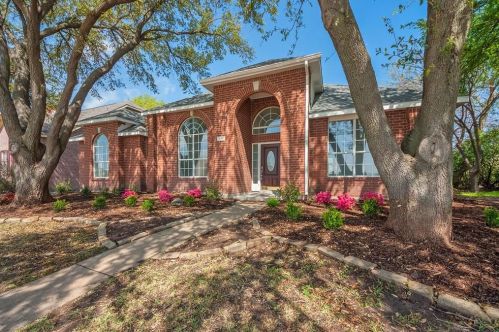 2502 Crosslands Dr, Garland, TX 75040-3832