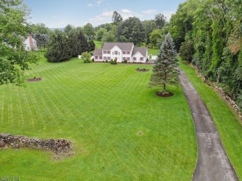 13 Green Farms Rd, Andover, NJ 07821-2005