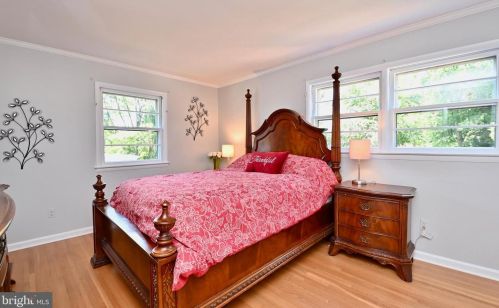 8513 Fairburn Dr, Springfield VA  22152-3225 exterior