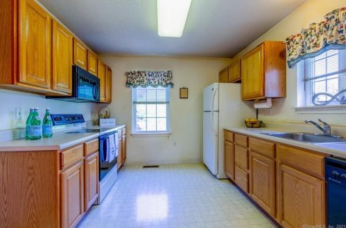 6 Vista View Dr, Wapping, CT 06074-2056