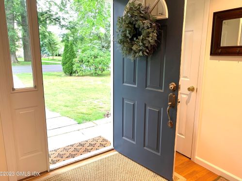 2 Circle Dr, Greenwich CT  06830-6742 exterior