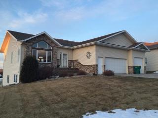 918 Dodge Cir, Bismarck, ND 58503-0130